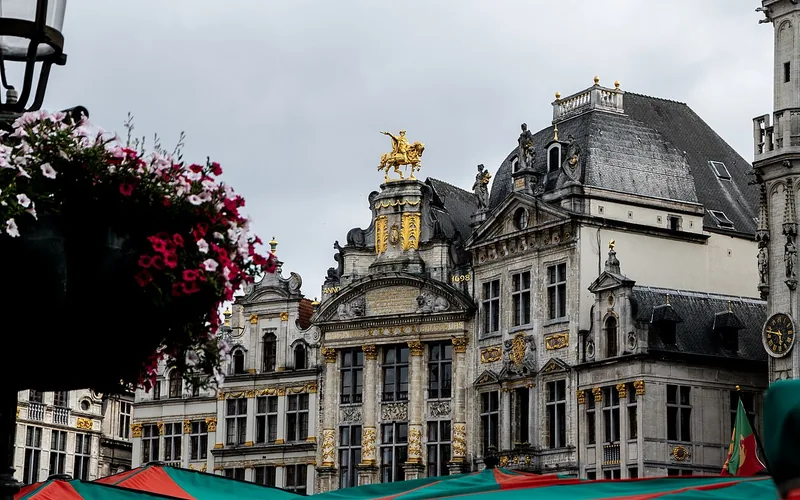 Fachadas históricas e flores na Grand-Place de Bruxelas
