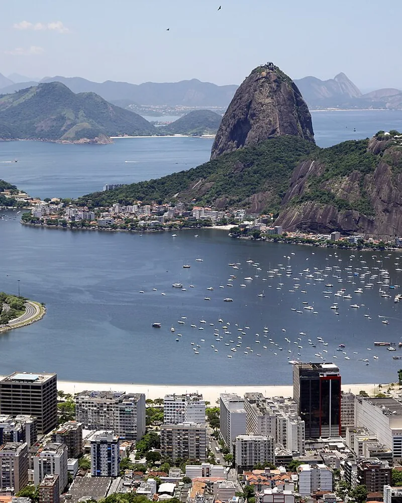 Pão de Açúcar e Baía de Guanabara vistos sobre o bairro de Botafogo, no Rio de Janeiro