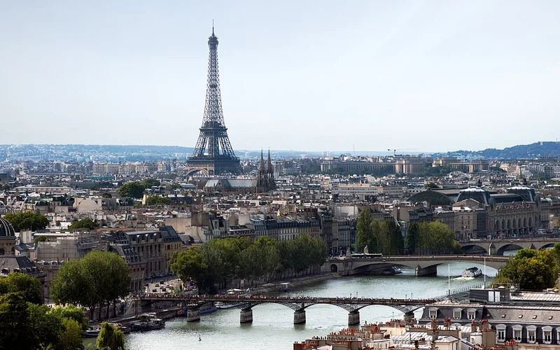 Torre Eiffel, telhados de Paris e rio Sena com pontes