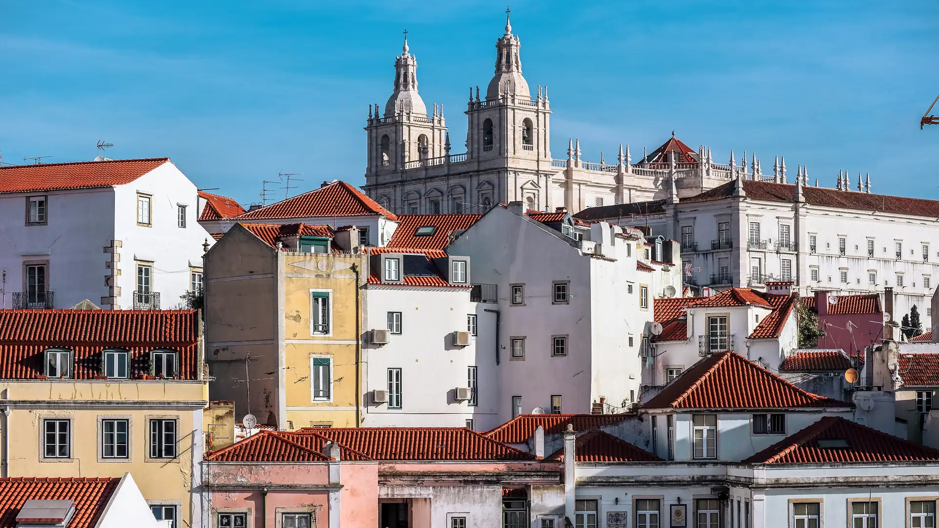 Telhados e igreja de Alfama vistos do Miradouro das Portas do Sol, em Lisboa